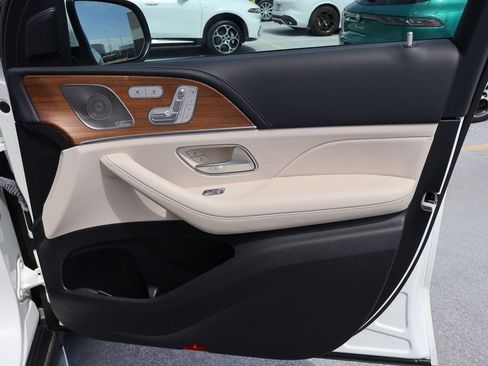 Used 2022 Mercedes-Benz GLS 450 4MATIC image 11