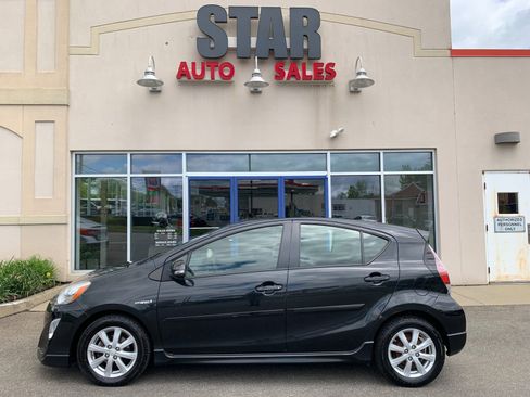 Used 2017 Toyota Prius C Two FWD image 4