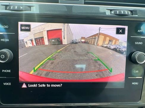 Used 2019 Volkswagen Golf SE image 21