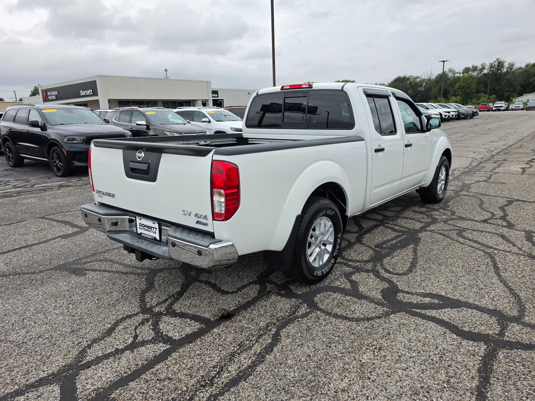 Used 2017 Nissan Frontier SV w/ SV Value Truck Package AWD/4WD image 6