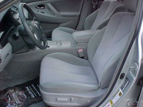 Used 2010 Toyota Camry LE FWD image 13