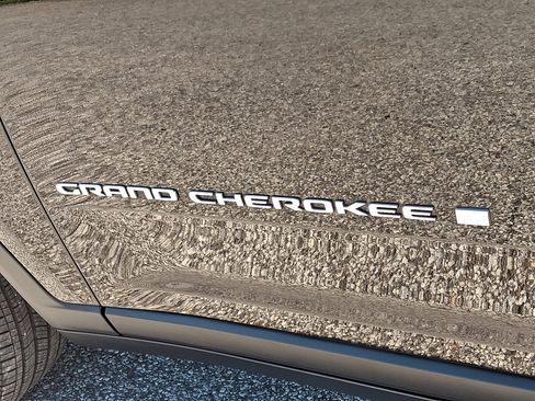 Used 2023 Jeep Grand Cherokee Limited image 32