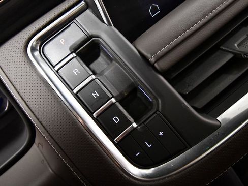 Used 2024 GMC Yukon XL SLT w/ SLT Premium Package image 24