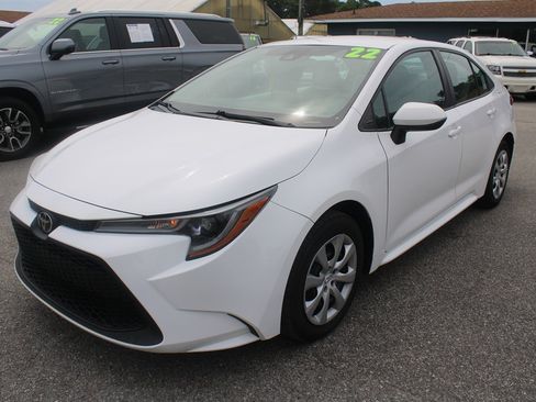 Used 2022 Toyota Corolla LE FWD image 3