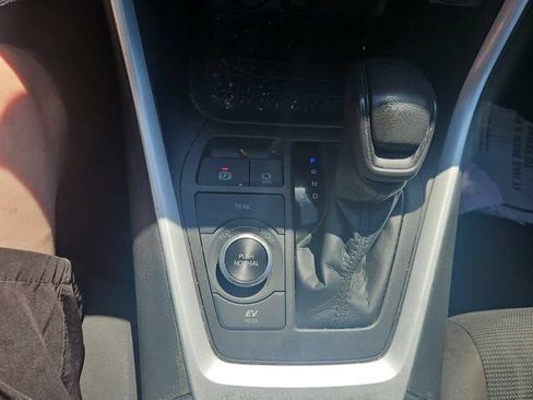 Used 2021 Toyota RAV4 LE AWD/4WD image 18