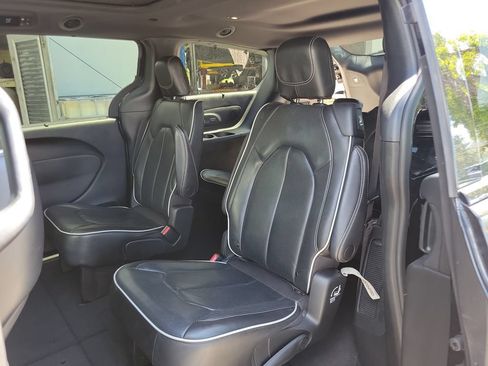 Used 2022 Chrysler Pacifica Limited w/ S Appearance Package FWD image 9