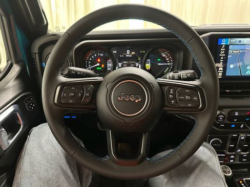 Used 2024 Jeep Wrangler Rubicon w/ Technology Group image 25