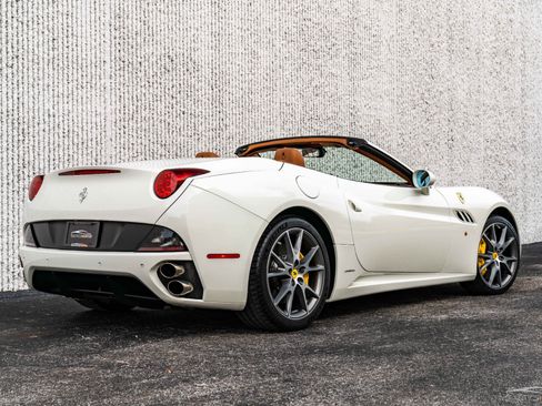 Used 2011 Ferrari California RWD image 4