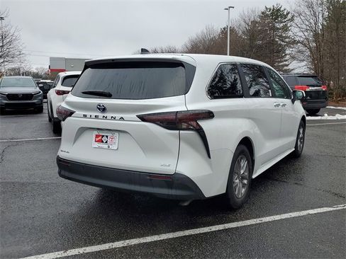 Used 2025 Toyota Sienna XLE image 4