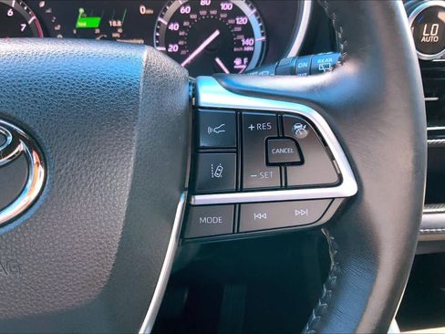Used 2022 Toyota Highlander XSE FWD image 25