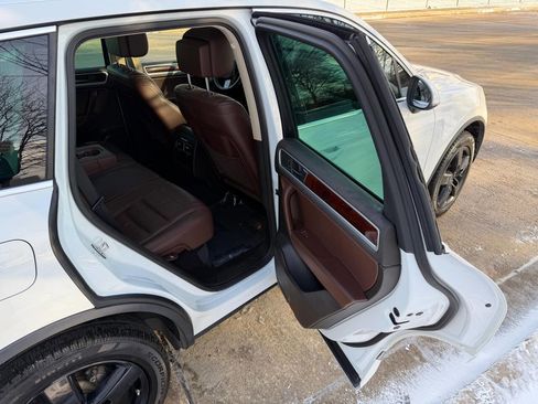 Used 2013 Volkswagen Touareg Sport image 33