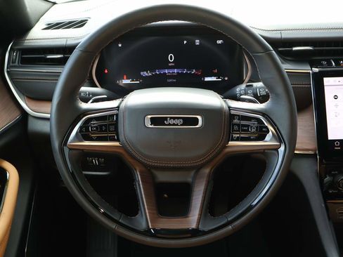 Used 2025 Jeep Grand Cherokee Summit w/ Luxury Tech Group V AWD/4WD image 13