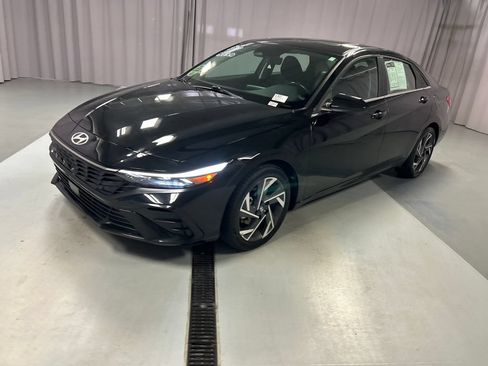 Used 2024 Hyundai Elantra SEL w/ Convenience Package FWD image 3
