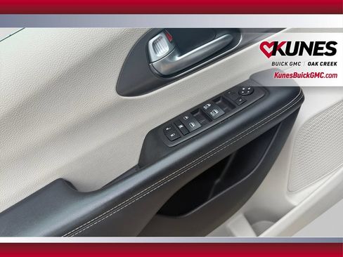 Used 2024 Chrysler Pacifica Touring-L FWD image 19