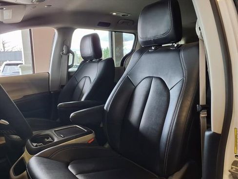 Used 2024 Chrysler Pacifica Touring-L image 16