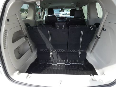 Used 2024 Chrysler Pacifica Touring-L FWD image 33