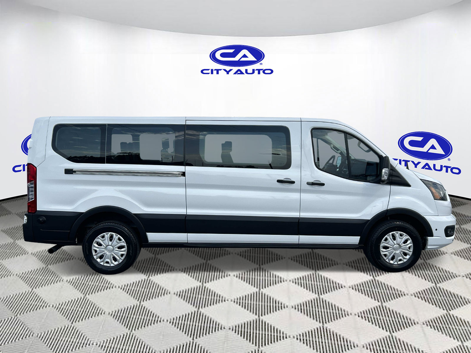 Used 2024 Ford Transit 350 XLT RWD image 2