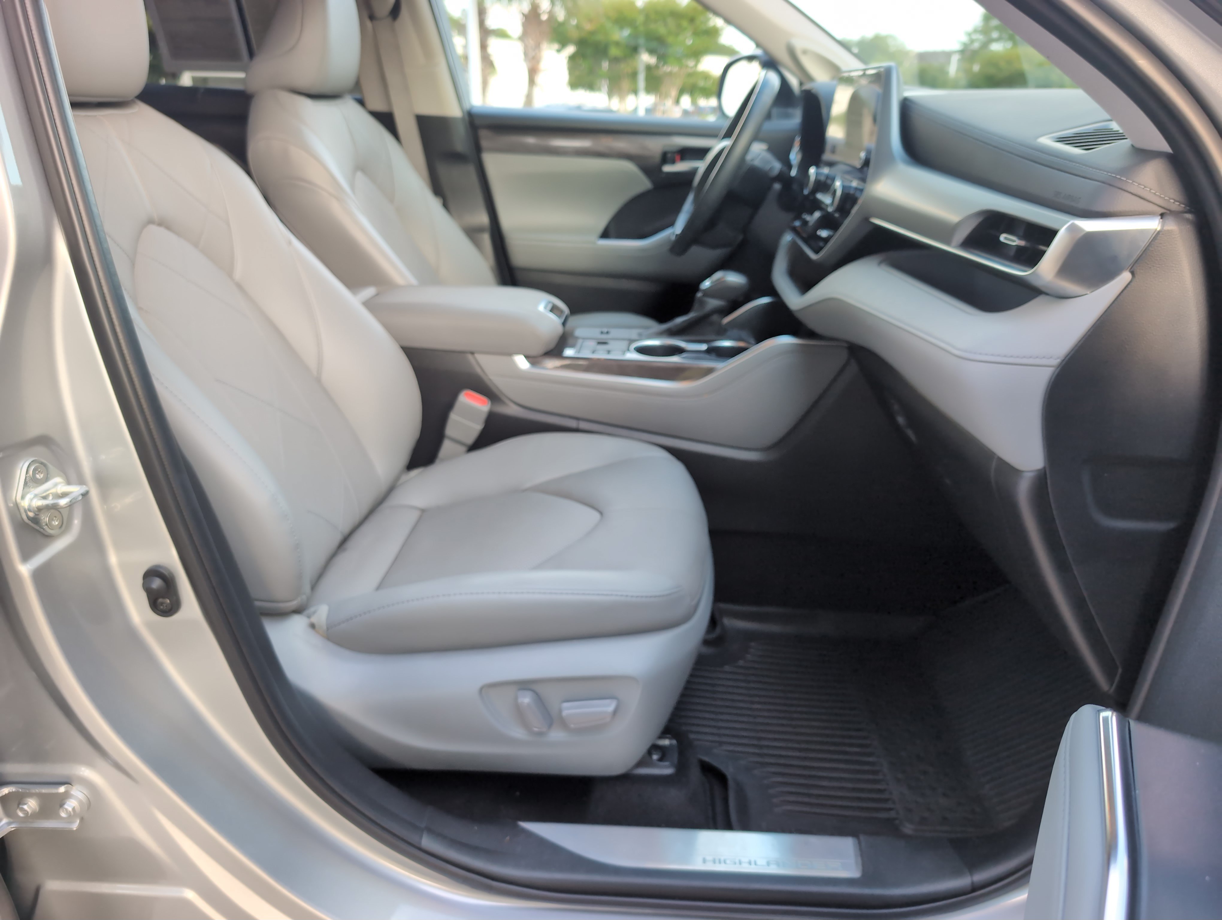 Used 2023 Toyota Highlander Platinum FWD image 34