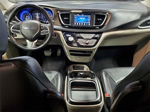 Used 2018 Chrysler Pacifica Touring-L image 16