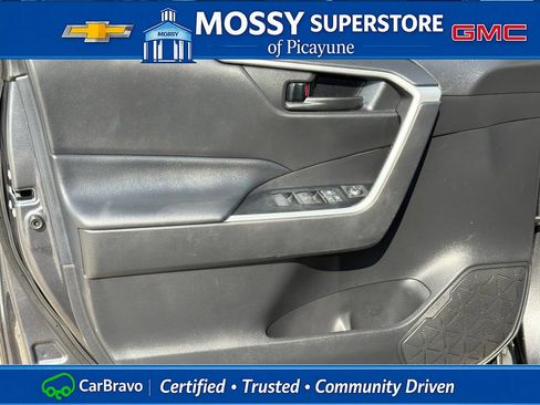 Used 2021 Toyota RAV4 LE FWD image 18