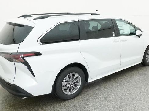 New 2026 Toyota Sienna XLE FWD image 6