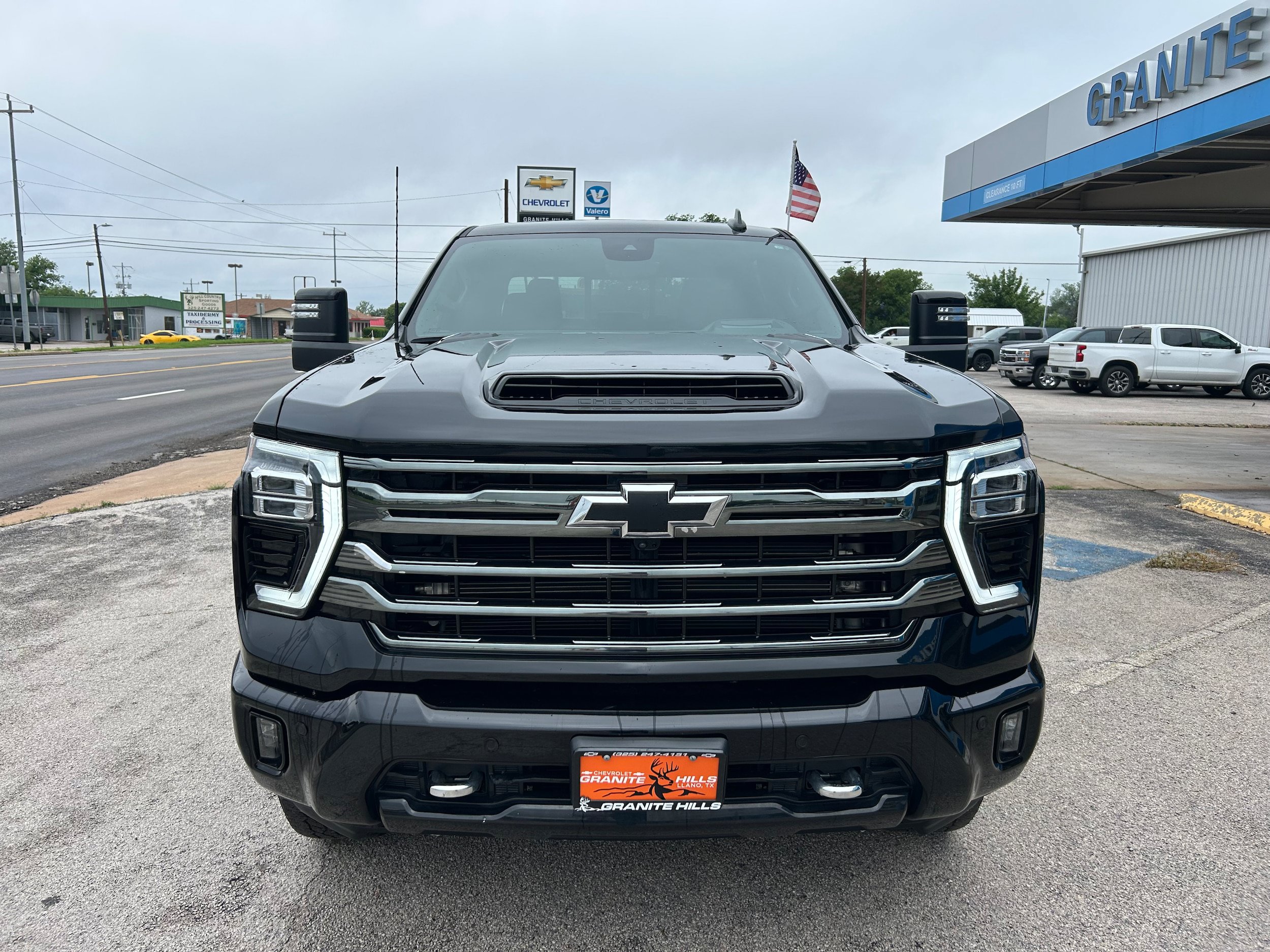 Used 2024 Chevrolet Silverado 2500 High Country w/ High Country Premium Package AWD/4WD image 2