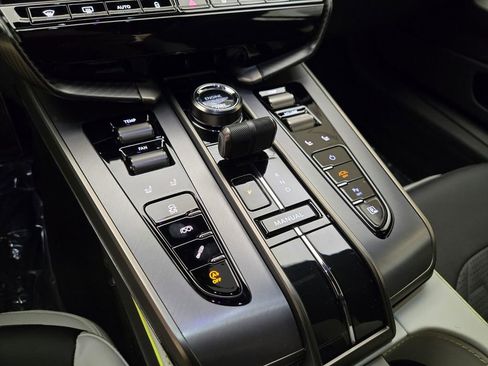 New 2025 Aston Martin Vanquish image 35