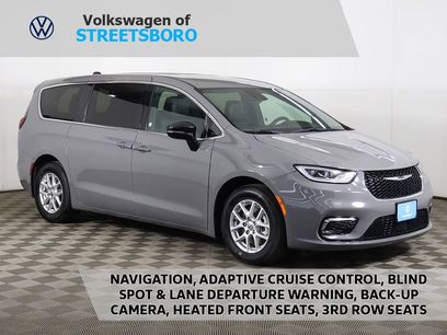 Used 2025 Chrysler Pacifica Select