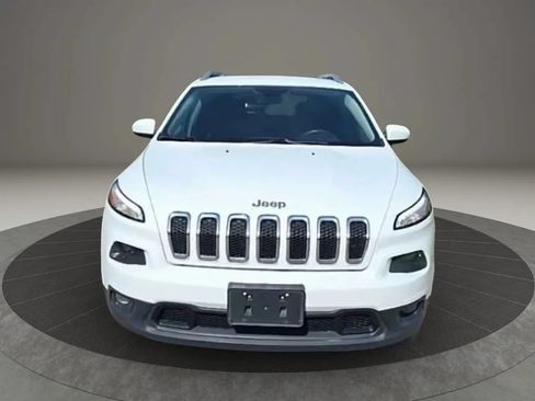 Used 2018 Jeep Cherokee Latitude w/ Safety Group AWD/4WD image 2