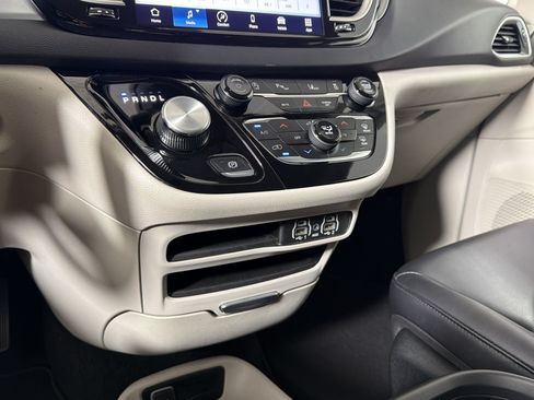 Used 2024 Chrysler Pacifica Touring-L FWD image 16
