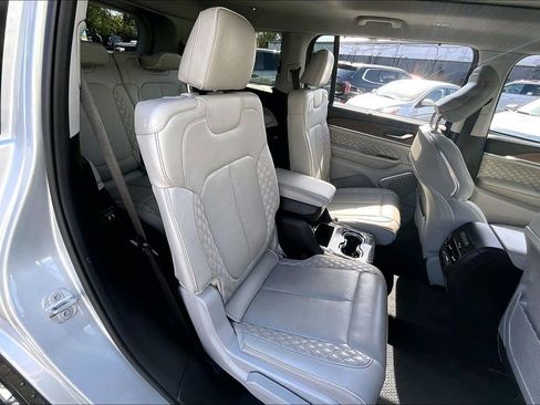 Used 2022 Jeep Grand Cherokee L Summit w/ Luxury Tech Group V image 24