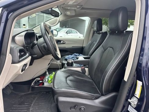 Used 2017 Chrysler Pacifica Limited FWD image 5