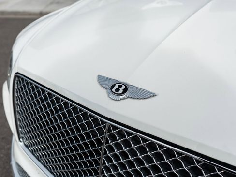 Used 2022 Bentley Bentayga image 22