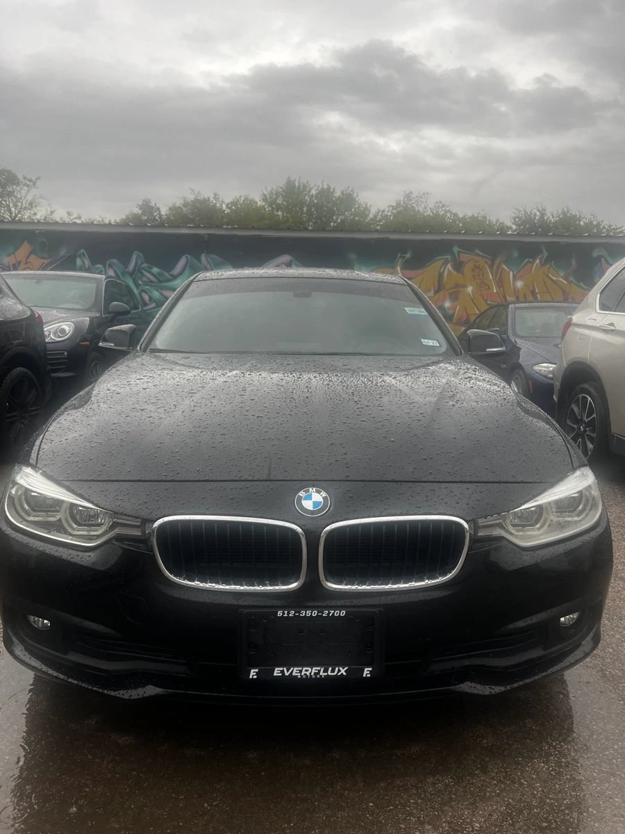 Used 2018 BMW 320i Sedan RWD image 2