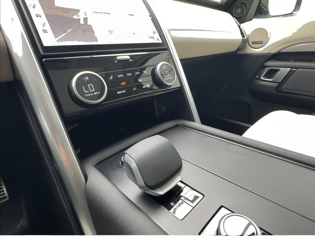 Used 2025 Land Rover Discovery Dynamic SE AWD/4WD image 49
