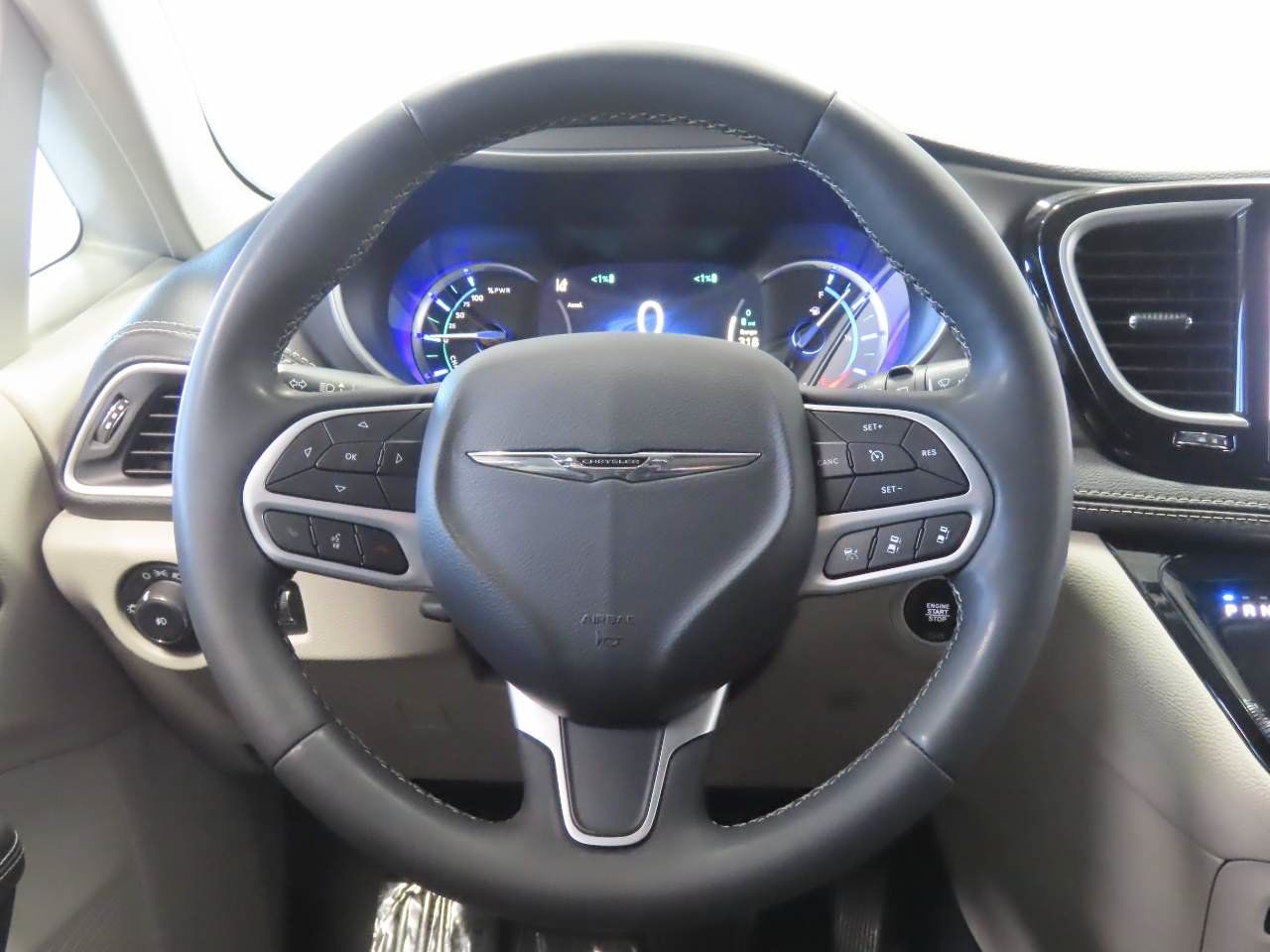 Used 2024 Chrysler Pacifica Limited FWD image 9