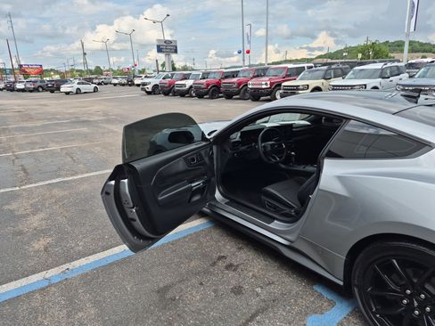 Used 2025 Ford Mustang Coupe RWD image 9