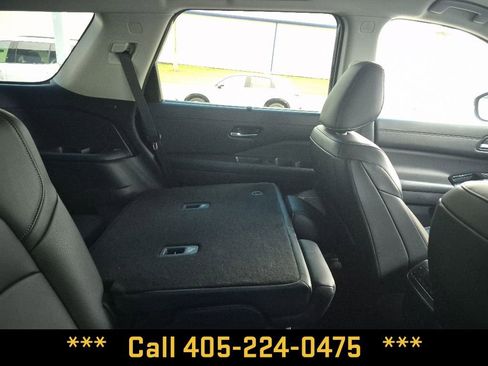 Used 2025 Nissan Pathfinder SL AWD/4WD image 23
