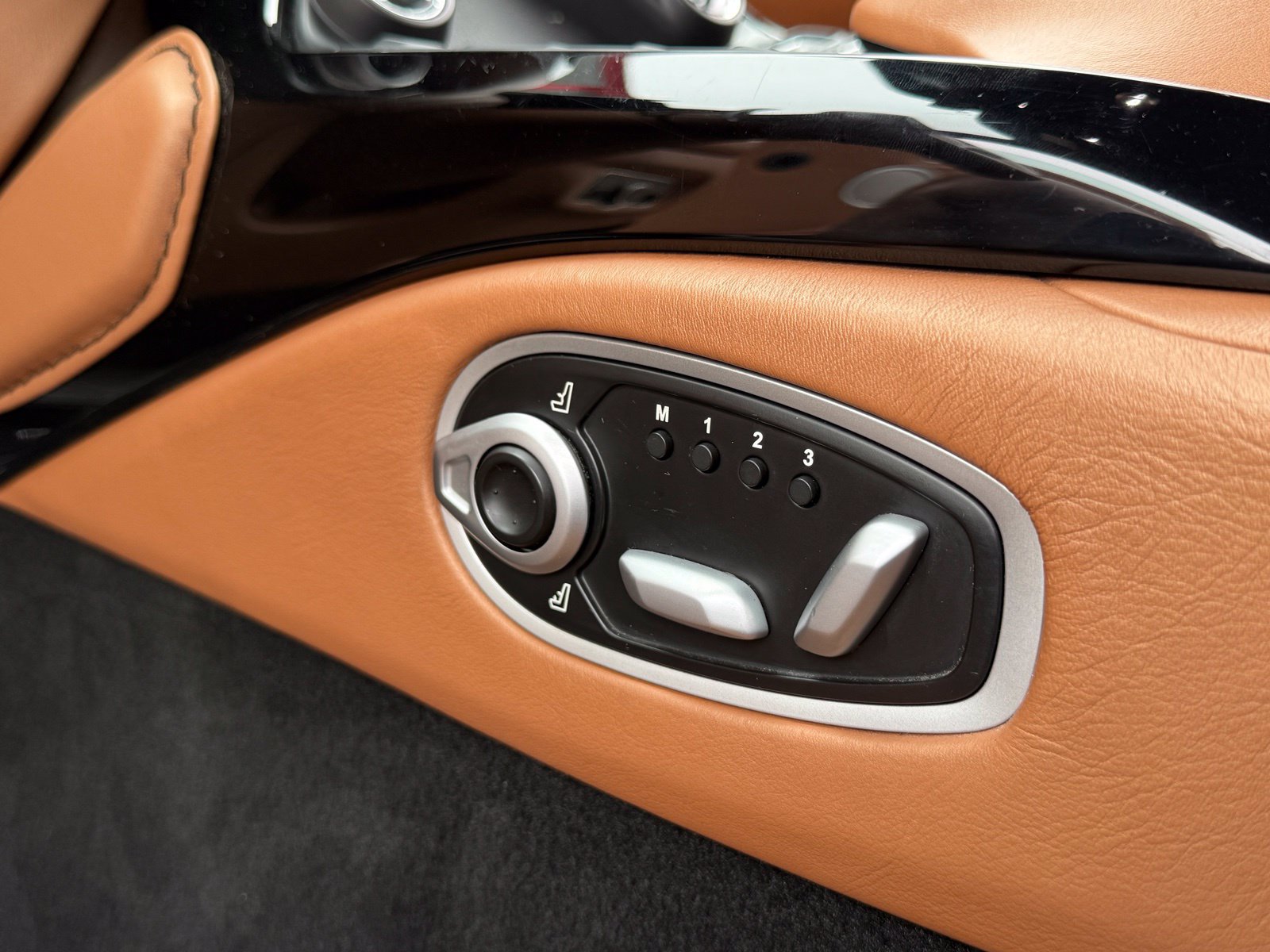 Used 2020 Aston Martin V8 Vantage Coupe RWD image 39