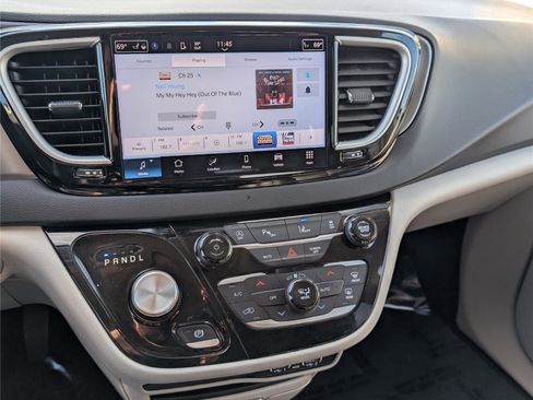 Used 2024 Chrysler Pacifica Touring-L image 28