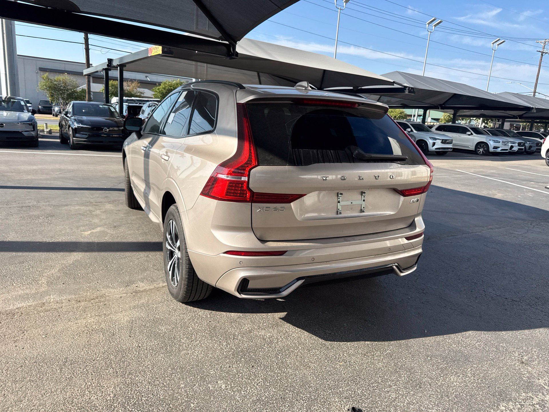 Used 2025 Volvo XC60 B5 Core AWD/4WD image 9