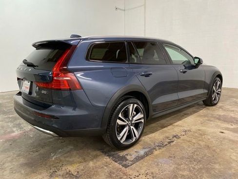 Used 2025 Volvo V60 B5 Cross Country Plus AWD/4WD image 5