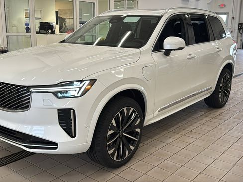 New 2026 Volvo XC90 T8 Plus AWD/4WD image 9