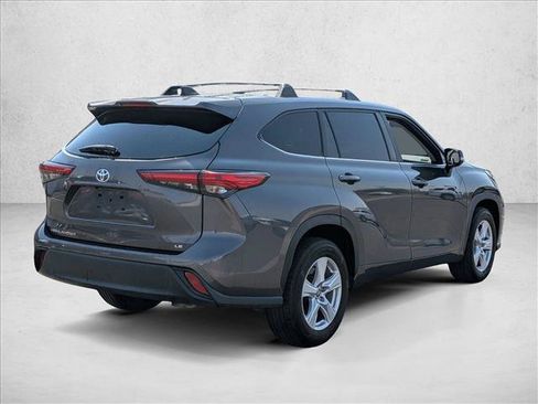 Used 2023 Toyota Highlander LE FWD image 5