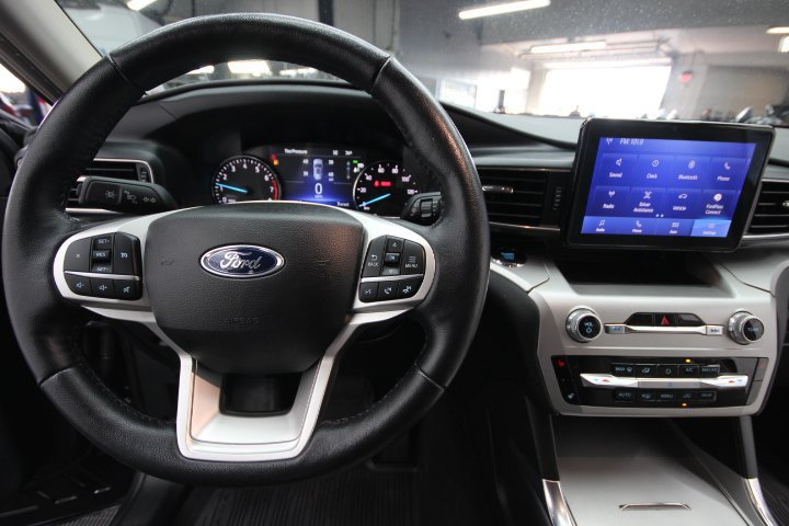 Used 2022 Ford Explorer XLT w/ Equipment Group 202A AWD/4WD image 17