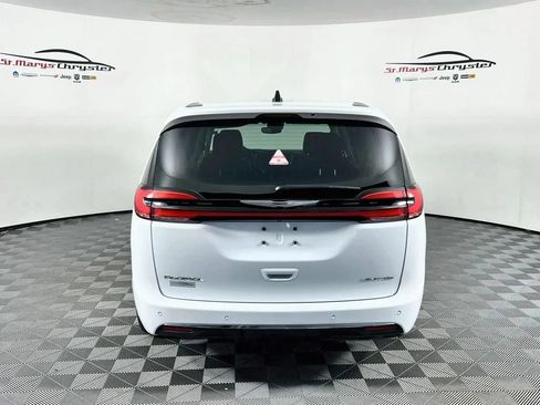 Used 2024 Chrysler Pacifica Limited FWD image 7