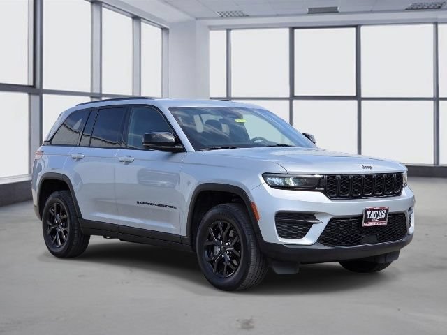 Used 2025 Jeep Grand Cherokee Altitude AWD/4WD image 3