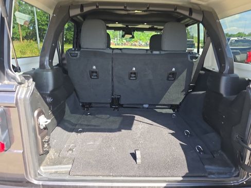 Used 2025 Jeep Wrangler Unlimited Sahara AWD/4WD image 13