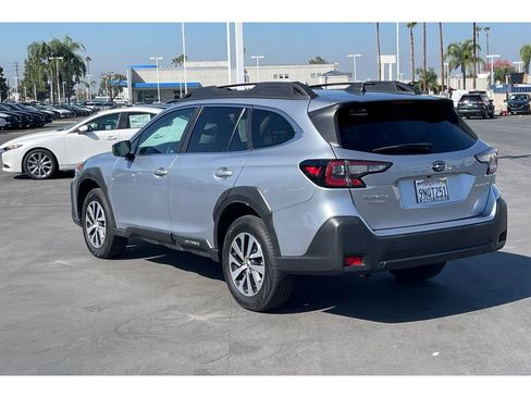 Used 2025 Subaru Outback Premium image 3