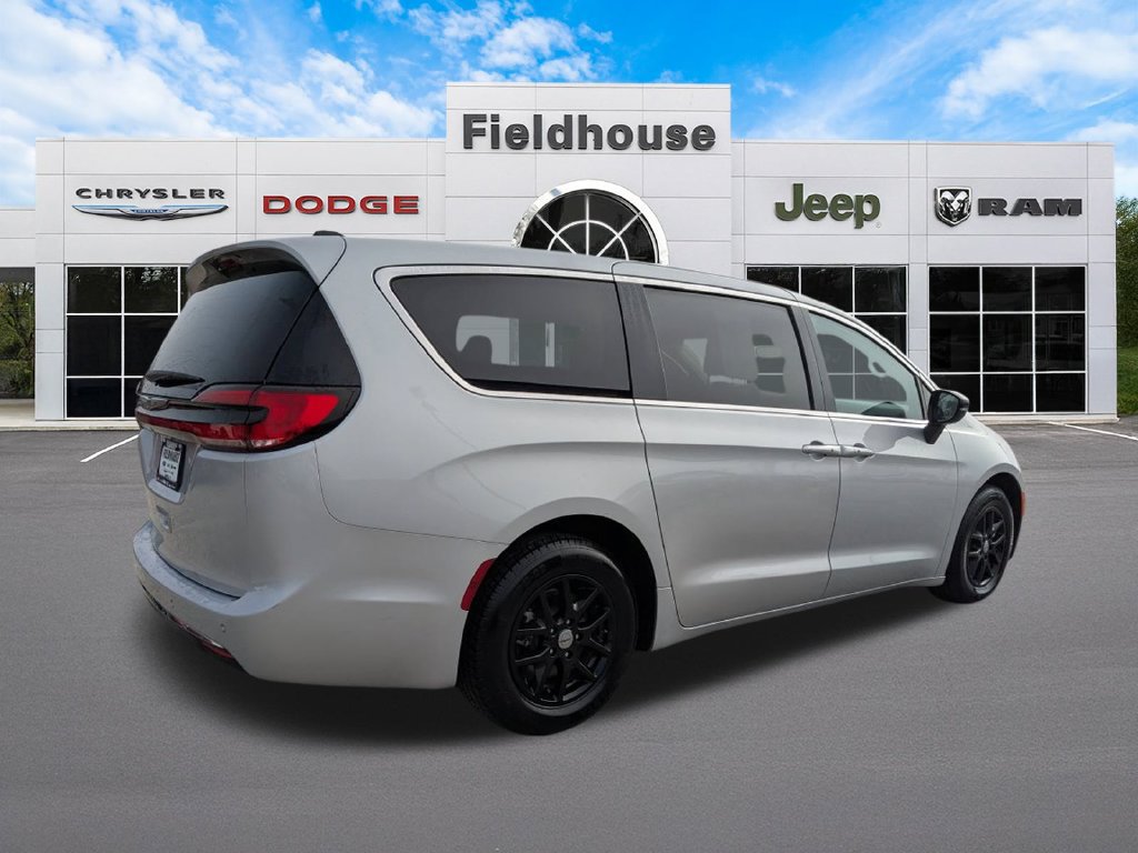 Used 2024 Chrysler Pacifica Touring-L FWD image 5